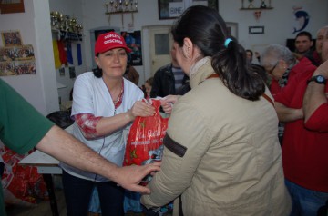 200 de familii necăjite din Constanţa au primit pachete de Paște